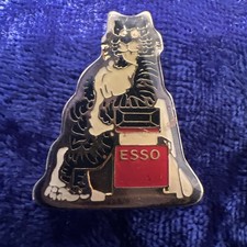 Rare Vintage ESSO Tiger Leaning on Petrol Pump Pin Badge