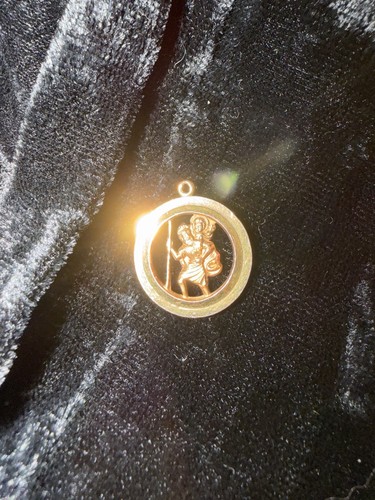 Cut out 9ct round saint - cut,