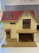 SYLVANIAN FAMILIES LARGE RED