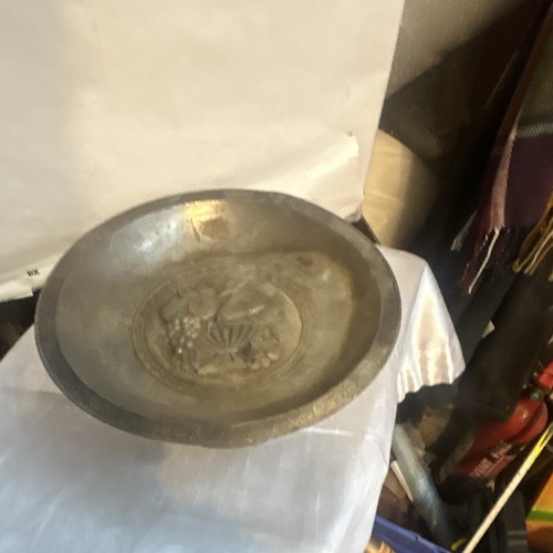 Soft silver metal - , pedestal