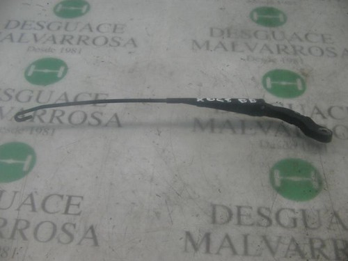 Front right windshield wiper - front,