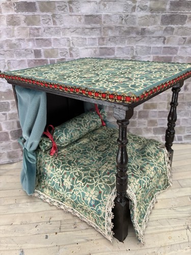 Dolls house scale - dolls,