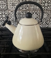 Le Creuset Kone Kettle 1.6L Cream ‘Fade’ Stove Top Classic Very Good