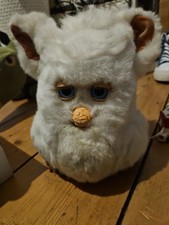 Untested White marshmellow furby blue-pink eyes
