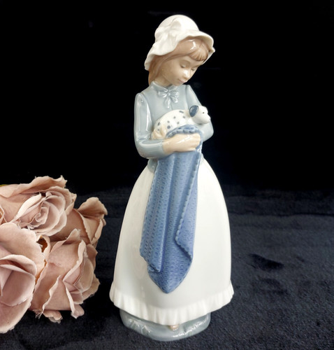Nao lladro girl lady - by,