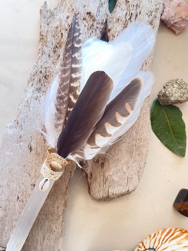 White feather smudge - fan, –