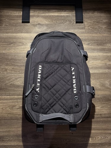 Oakley 39l black luggage - oakley,