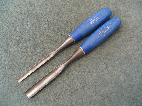 Two carving gouges - two,