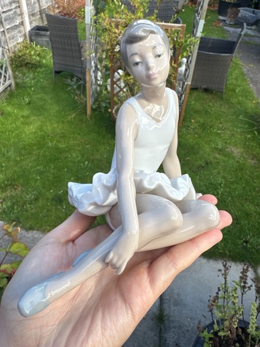 Nao lladro seated ballerina - seated,