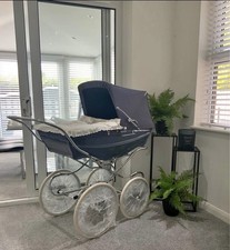 SILVER CROSS COACH BUILT PRAM WITH BRAND NEW QUILT AND PILLOW SET