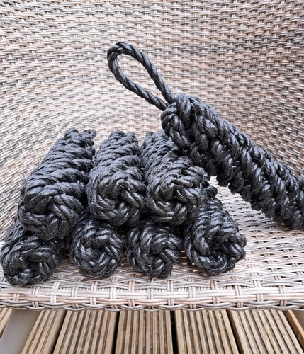 Medium black rope boat side