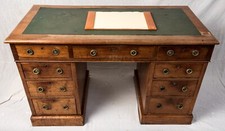 Early 19th century Mahogany Pedestal Desk compact size - Restoration project