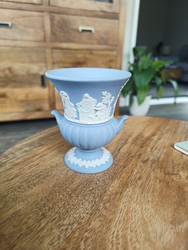 Wedgwood jasperware urn vase - wedgwood,