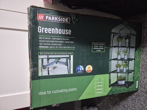 Park side green house - side,