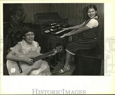 Press Photo Young Girls Play