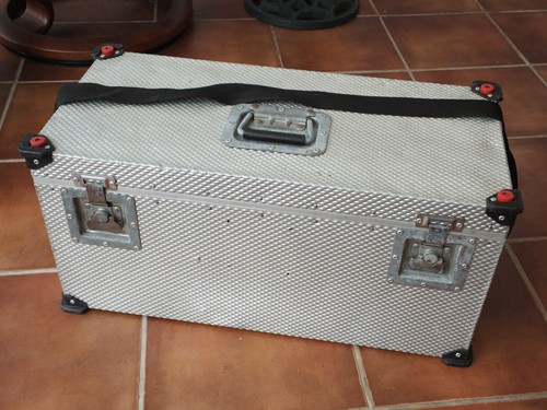 Aluminium flight case fits - -,
