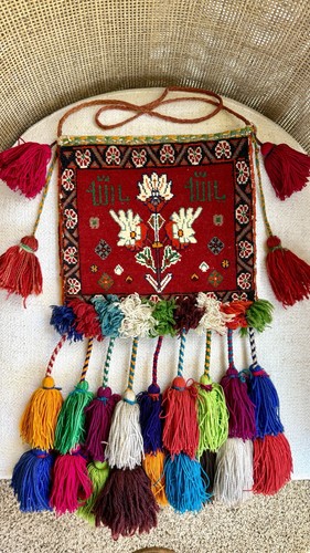 Hand knotted middle - hand,