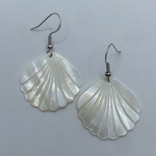 White scallop shell earrings - white,