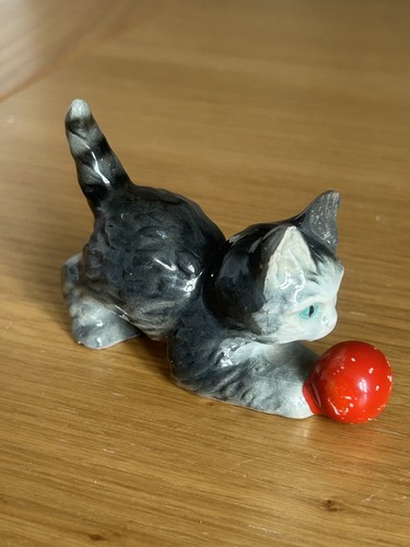 Vintage goebel cat - with, ball