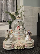 Disney Princesses Wedding Cake Snow globe