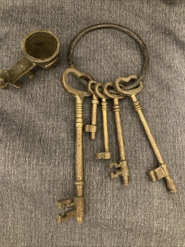 Vintage brass ornamental keys - ,