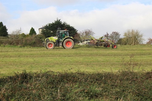 Photo 6x4 tractor - with, hay