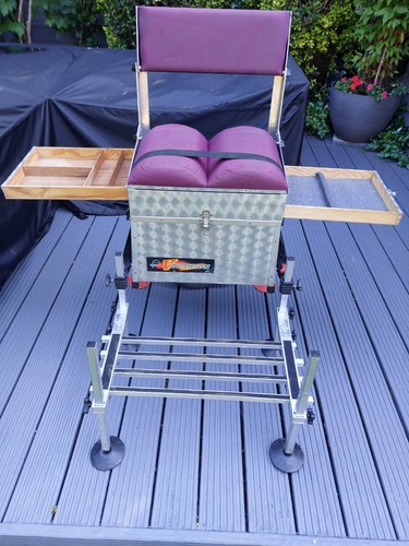 Cushion seated seat box - v,
