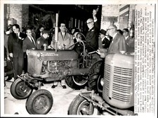 LG82 1954 AP Wire Photo