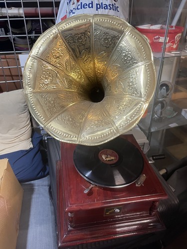 Square gramophone fully - square,