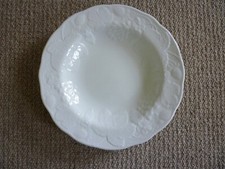 Wedgwood Strawberry & Vine Rimmed Bowl 77826Y excellent condition