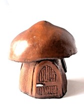 SMALL HOBBIT HOUSE SET IN MUSHROOM/TOADSTOOL ORNAMENT SUITABLE FOR PLANTPOTS