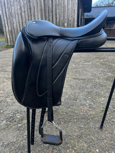 Wow dressage saddle - saddle, size
