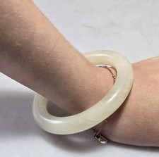 A Carved White Jade Circular Bangle. Qing Dynasty.