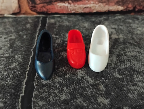 Sindy doll odd shoes red - odd,