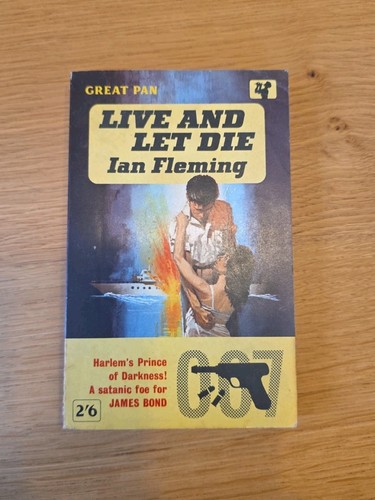 James bond pan paperback - james, live
