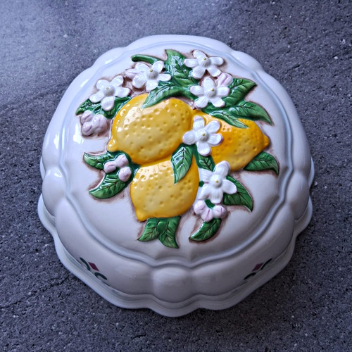 Vintage porcelain round - round,