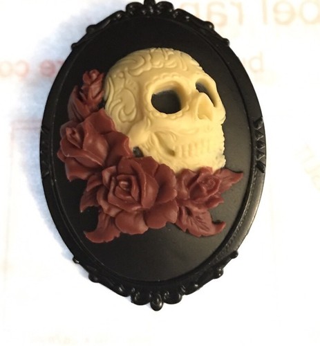 Large skull red roses cameo - skull,