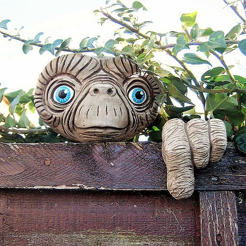 Alien face finger ornament - alien,