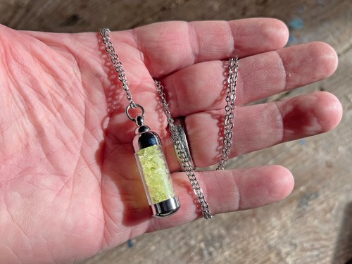 Uranium vaseline glass - glass, filled