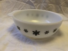 Vintage Christmas Pyrex Dish With Snowflakes