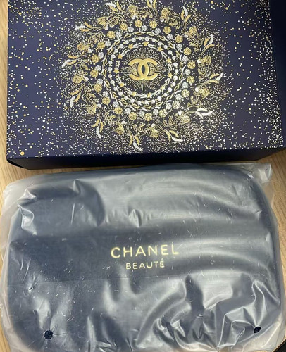 Chanel makeup bag - vip, gift