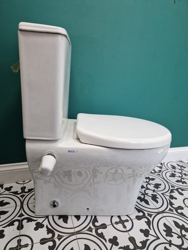 Close coupled toilet - coupled, with