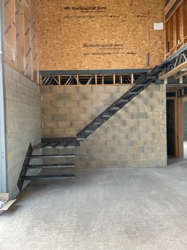 Floating staircase including - floating,