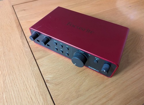 Focusrite scarlett 2i2 4th - scarlett,
