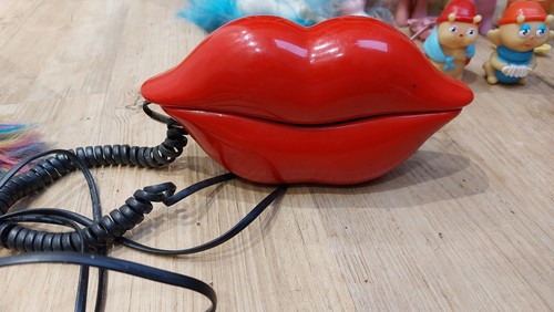 Red hot lips telephone - hot,
