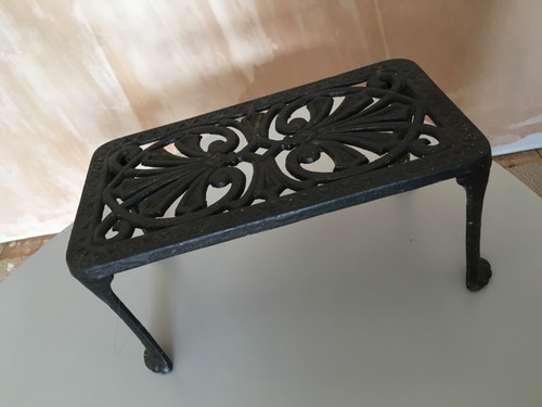 Heavy antique rectangle trivet