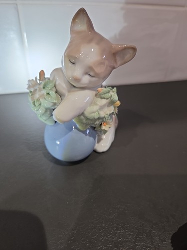Lladro figurine sleepy kitten - figurine,