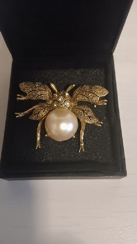 Bee pin brooch very pretty - pin,