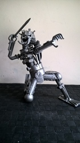Kneeling predator metal - predator,