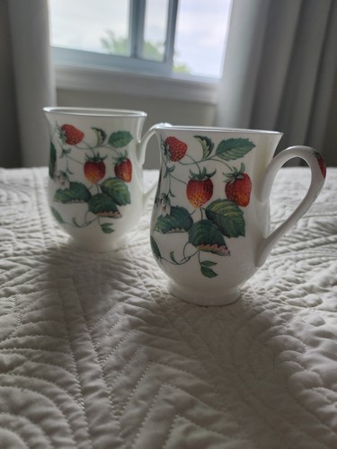 Alpine strawberry mugs - mugs, roy